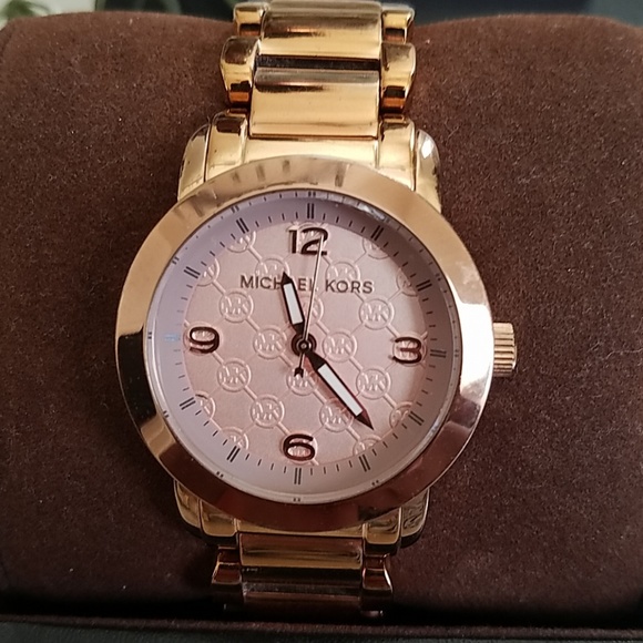 🎀SEE NEW LISTING🎀 Michael Kors Rose Gold Watch - Picture 2 of 8